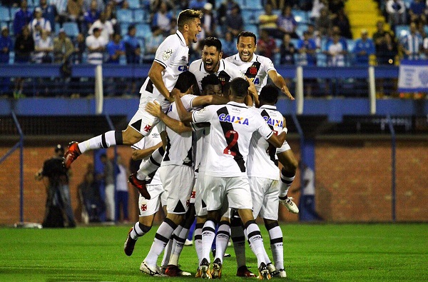 3 pontos mais longe do rebaixamento, 3 pontos mais perto da Libertadores